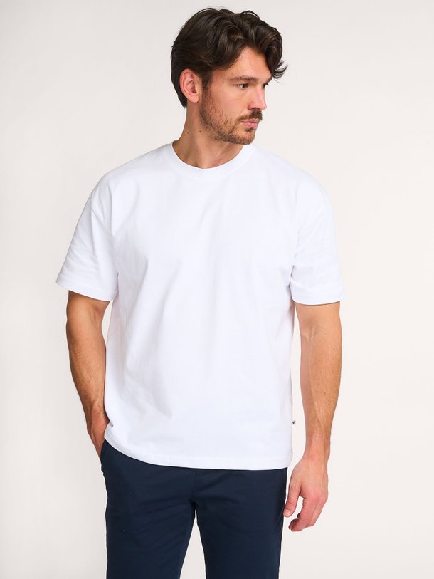 Ontdek de Sahudson katoenen T-shirt van Samsoe Samsoe in de kleur wit bij Orangebag. Op werkdagen voor 21:45 besteld, morgen in huis.