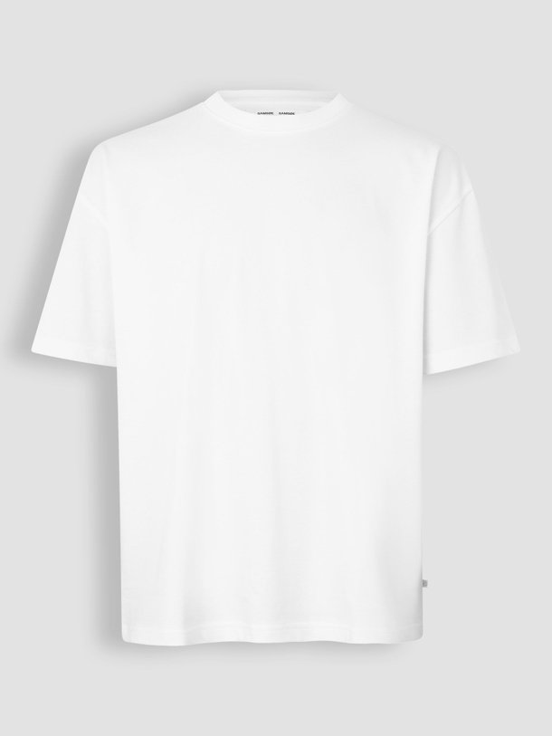 Ontdek de Sahudson katoenen T-shirt van Samsoe Samsoe in de kleur wit bij Orangebag. Op werkdagen voor 21:45 besteld, morgen in huis.