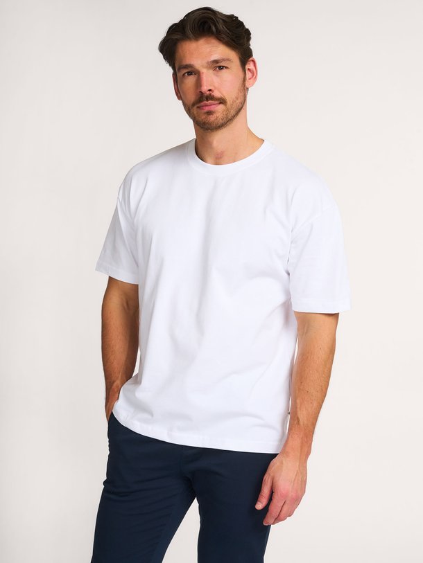 Ontdek de Sahudson katoenen T-shirt van Samsoe Samsoe in de kleur wit bij Orangebag. Op werkdagen voor 21:45 besteld, morgen in huis.