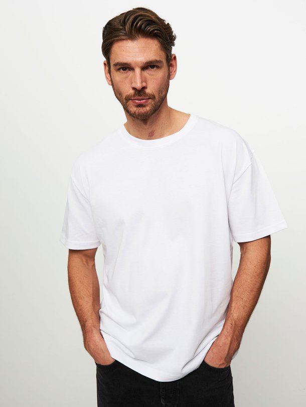 Ontdek de Sahudson katoenen T-shirt van Samsoe Samsoe in de kleur wit bij Orangebag. Op werkdagen voor 21:45 besteld, morgen in huis.