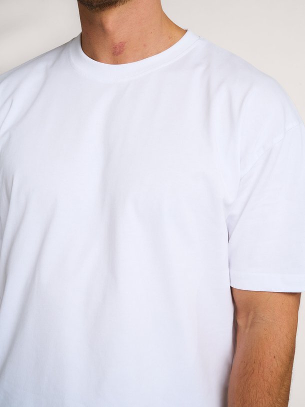 Ontdek de Sahudson katoenen T-shirt van Samsoe Samsoe in de kleur wit bij Orangebag. Op werkdagen voor 21:45 besteld, morgen in huis.