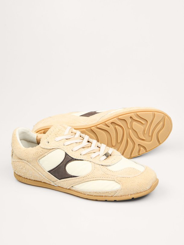 Ontdek de Riley Morgan suède sneakers van Nubikk in de kleur Beige bij Orangebag. Op werkdagen voor 21:45 besteld, morgen in huis.