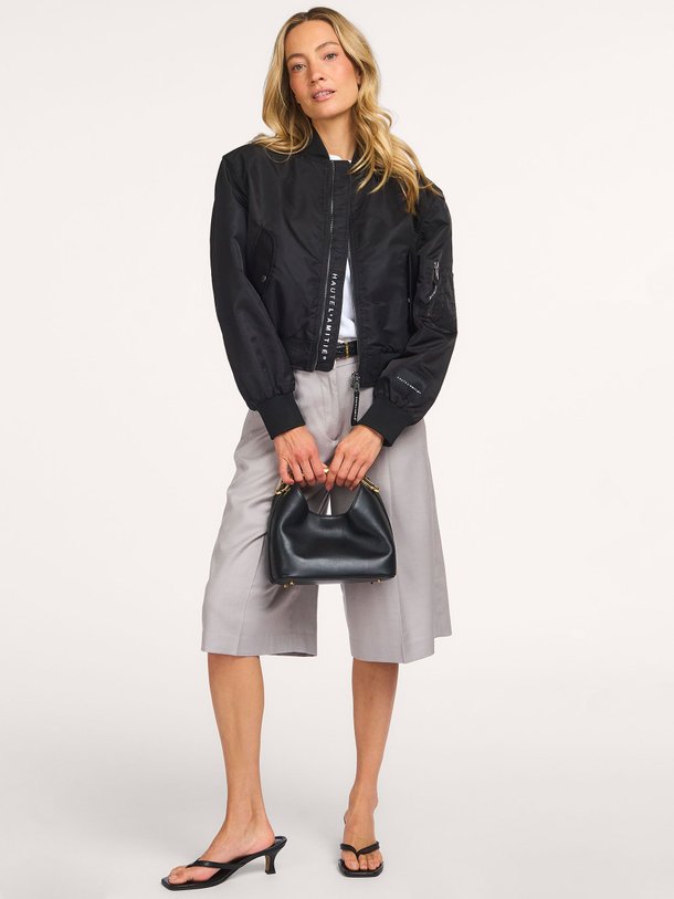 Ontdek de Sally Crop Bomber van Haute L'Amitié bij Orangebag. Op werkdagen voor 21:45 besteld, morgen in huis.