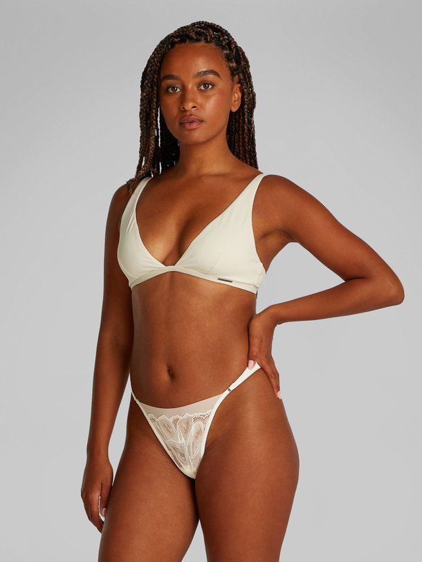 Ontdek de Jersey string met kant van Calvin Klein in de kleur wit bij Orangebag. Op werkdagen voor 21:45 besteld, morgen in huis.