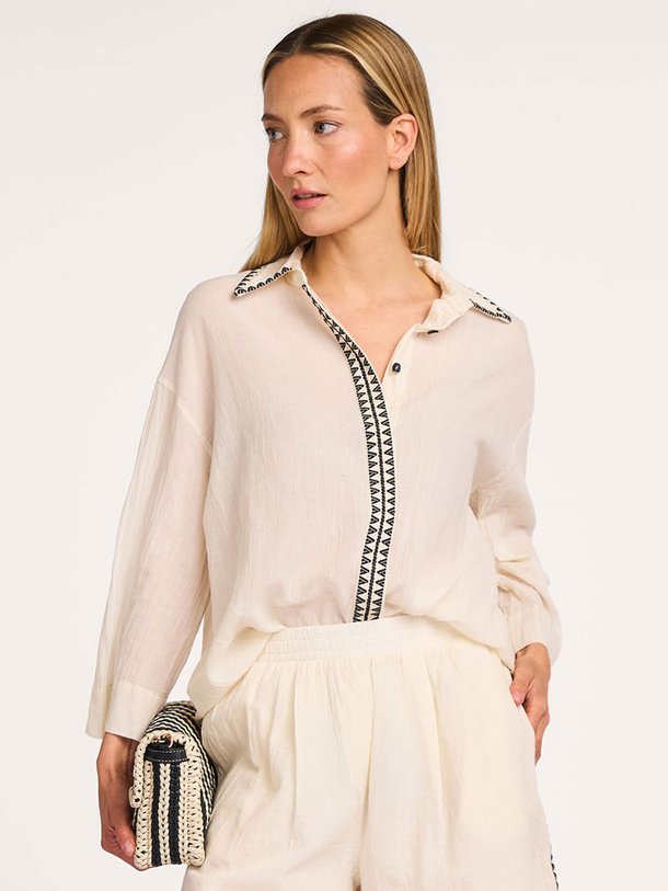 Ontdek de Gaia katoenen blouse van Devotion in de kleur off-white bij Orangebag. Op werkdagen voor 21:45 besteld, morgen in huis.
