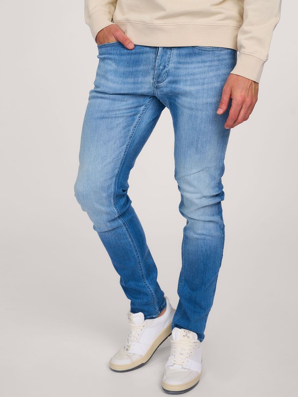 Ontdek de Bolt free move skinny fit jeans van Denham in de kleur blauw bij Orangebag. Op werkdagen voor 21:45 besteld, morgen in huis.