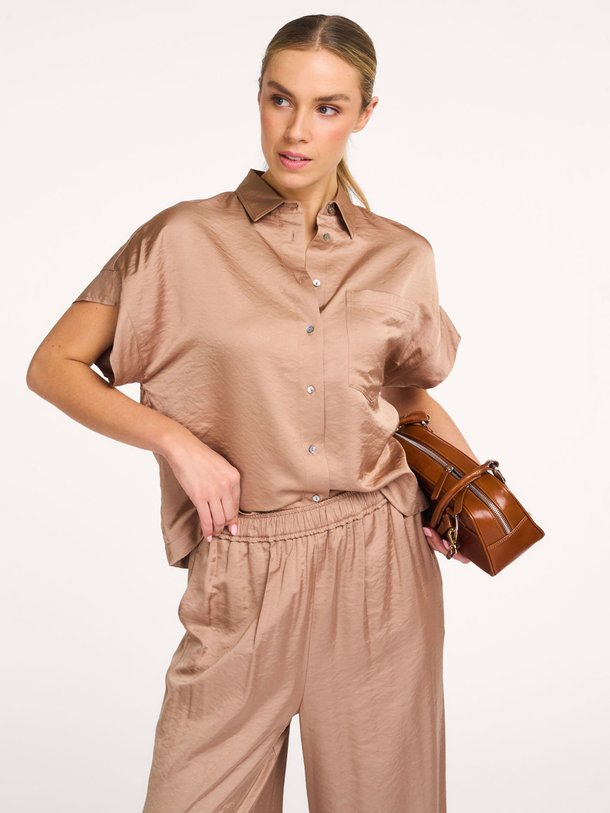 Ontdek de Paris viscosemix blouse van Knit-ted in de kleur Caramel bij Orangebag. Op werkdagen voor 21:45 besteld, morgen in huis.