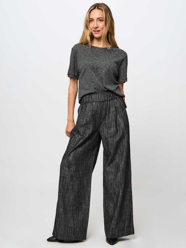 Ontdek de Hope organic cotton gestreept slub T-shirt van By-Bar in de kleur zwart bij Orangebag. Op werkdagen voor 21:45 besteld, morgen in huis.