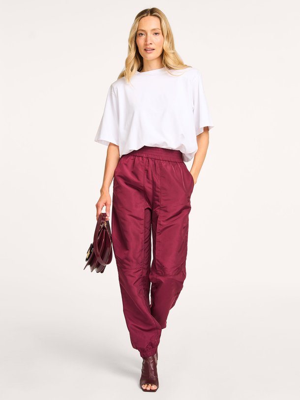 Ontdek de Trice geweven broek van Co'Couture in de kleur bordeauxrood bij Orangebag. Op werkdagen voor 21:45 besteld, morgen in huis.