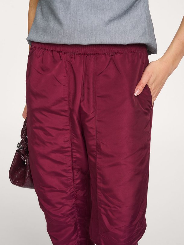 Ontdek de Trice geweven broek van Co'Couture in de kleur bordeauxrood bij Orangebag. Op werkdagen voor 21:45 besteld, morgen in huis.