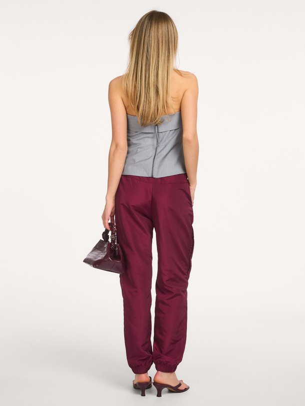 Ontdek de Trice geweven broek van Co'Couture in de kleur bordeauxrood bij Orangebag. Op werkdagen voor 21:45 besteld, morgen in huis.