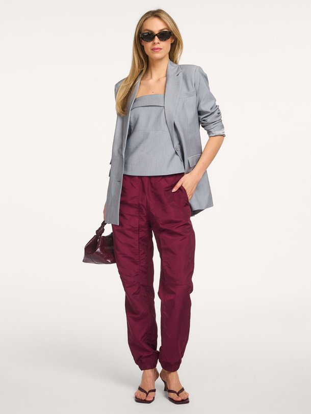 Ontdek de Trice geweven broek van Co'Couture in de kleur bordeauxrood bij Orangebag. Op werkdagen voor 21:45 besteld, morgen in huis.