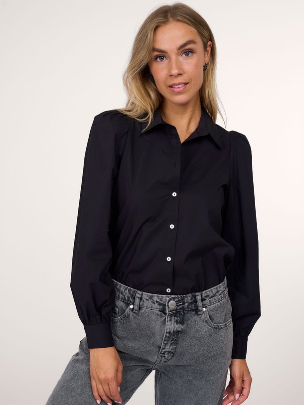 Ontdek de Nikole katoenmix blouse van Sofie Schnoor in de kleur zwart bij Orangebag. Op werkdagen voor 21:45 besteld, morgen in huis.