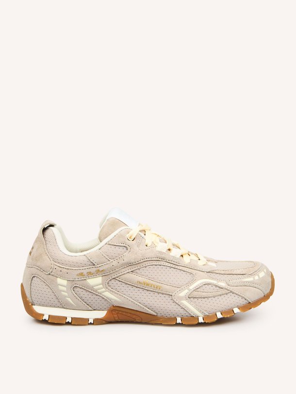 Ontdek de The Re-Run Drive suède sneakers met mesh van Mercer Amsterdam in de kleur Zand bij Orangebag. Op werkdagen voor 21:45 besteld, morgen in huis.