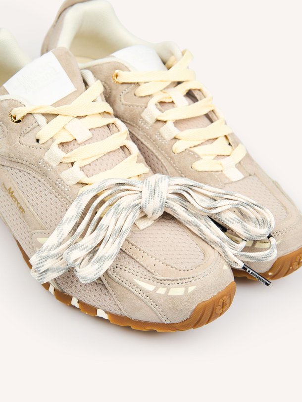Ontdek de The Re-Run Drive suède sneakers met mesh van Mercer Amsterdam in de kleur Zand bij Orangebag. Op werkdagen voor 21:45 besteld, morgen in huis.