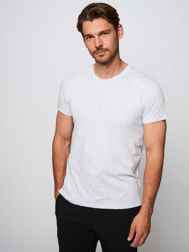 Ontdek de Lassen organic cotton slub T-shirt van Samsoe Samsoe in de kleur wit bij Orangebag. Op werkdagen voor 21:45 besteld, morgen in huis.