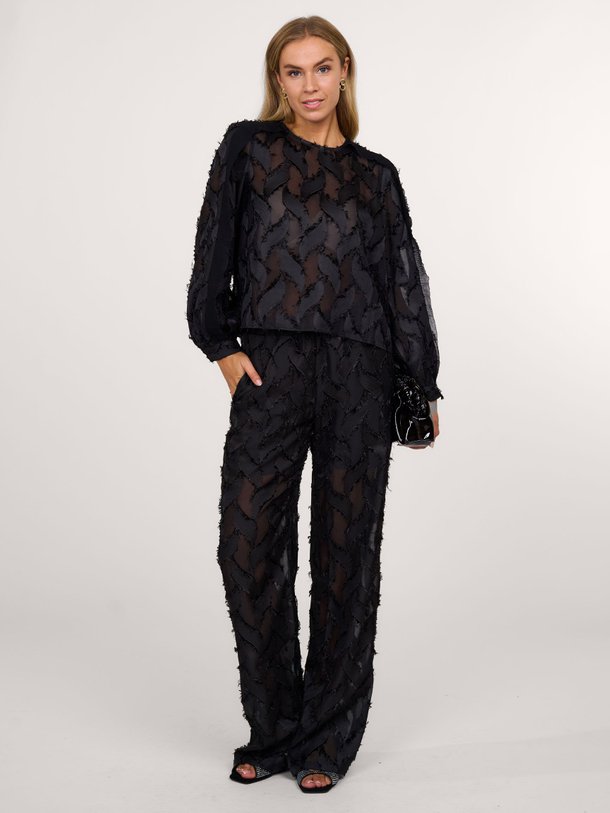 Ontdek de Sylvie geweven broek met dessin en franjes van Co'Couture in de kleur zwart bij Orangebag. Op werkdagen voor 21:45 besteld, morgen in huis.