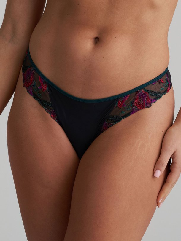Ontdek de Yoly tanga met borduursel van Marie Jo in de kleur donkergroen bij Orangebag. Op werkdagen voor 21:45 besteld, morgen in huis.
