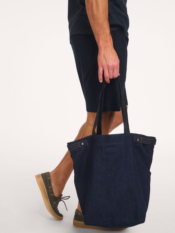 Ontdek de Grip Tote denim tote bag van NN.07 in de kleur Donkerblauw bij Orangebag. Op werkdagen voor 21:45 besteld, morgen in huis.