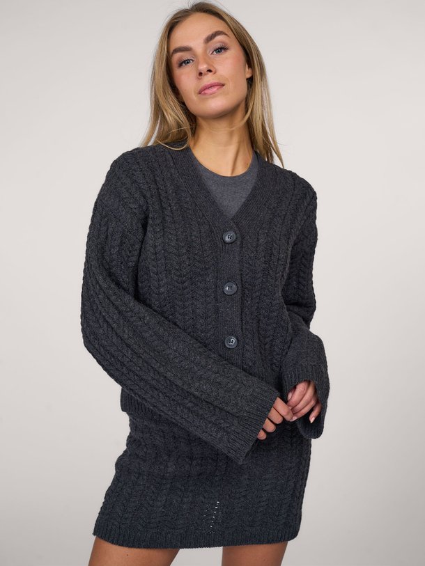 Ontdek de Casabel wolmix vest met kabelpatroon van Second Female in de kleur donkergrijs bij Orangebag. Op werkdagen voor 21:45 besteld, morgen in huis.