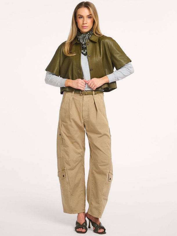 Ontdek de Eveline lederen blouse van Studio AR in de kleur Olijfgroen bij Orangebag. Op werkdagen voor 21:45 besteld, morgen in huis.