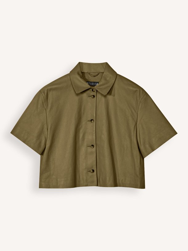 Ontdek de Eveline lederen blouse van Studio AR in de kleur Olijfgroen bij Orangebag. Op werkdagen voor 21:45 besteld, morgen in huis.