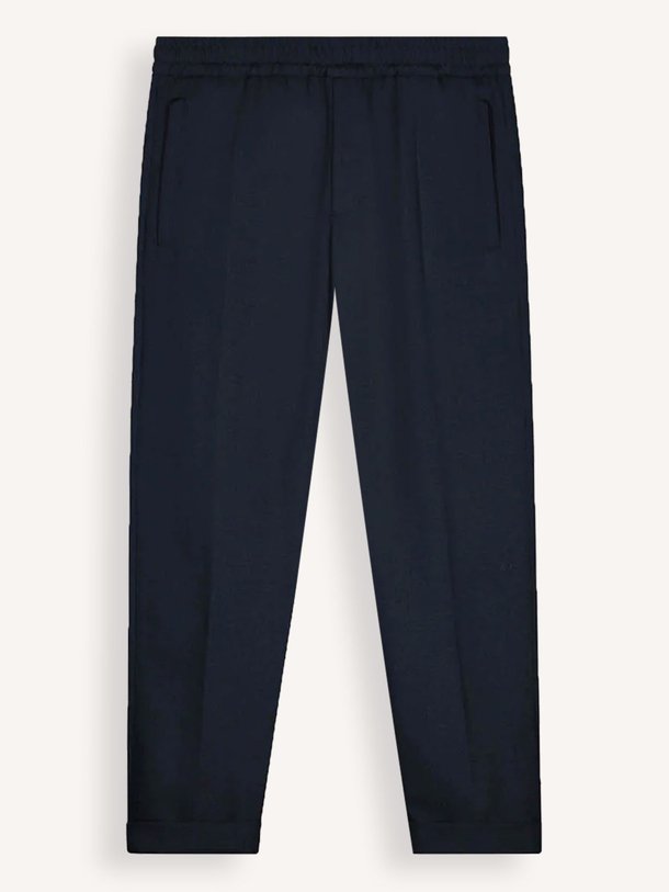 Ontdek de Geweven relaxed fit broek van OLAF in de kleur donkerblauw bij Orangebag. Op werkdagen voor 21:45 besteld, morgen in huis.