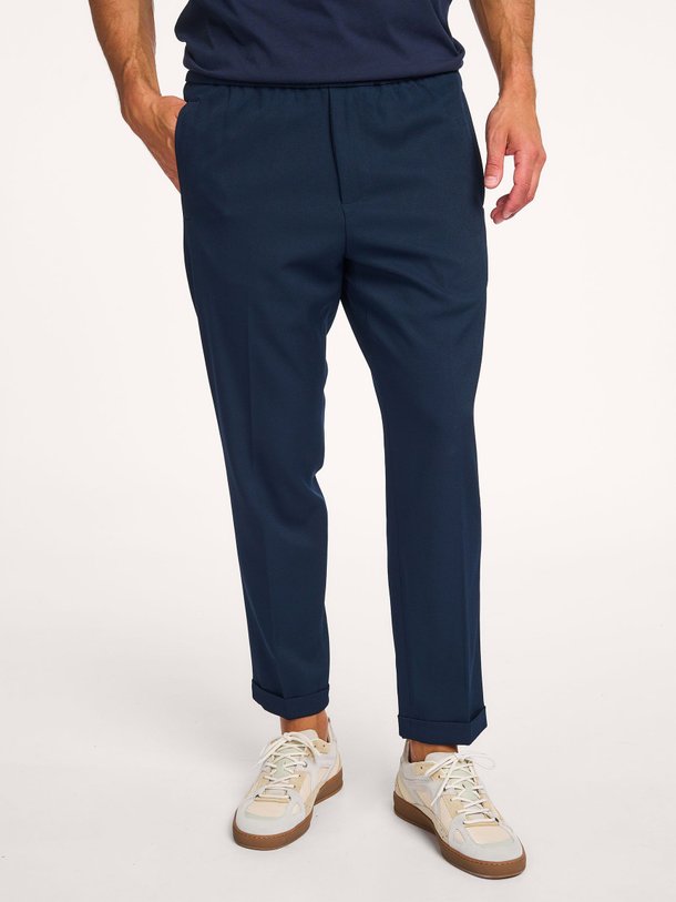 Ontdek de Geweven relaxed fit broek van OLAF in de kleur donkerblauw bij Orangebag. Op werkdagen voor 21:45 besteld, morgen in huis.
