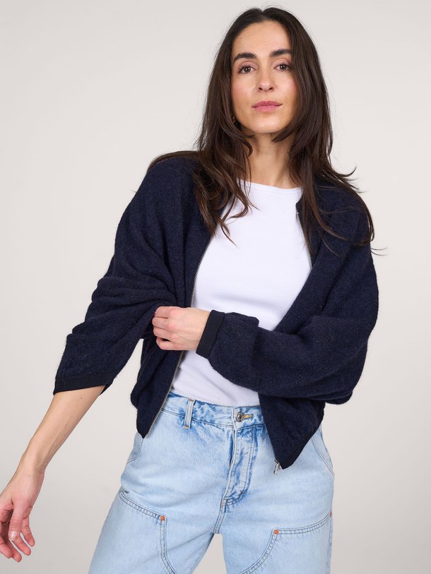 Ontdek de Asedi wolmix vest van Bellerose in de kleur donkerblauw bij Orangebag. Op werkdagen voor 21:45 besteld, morgen in huis.