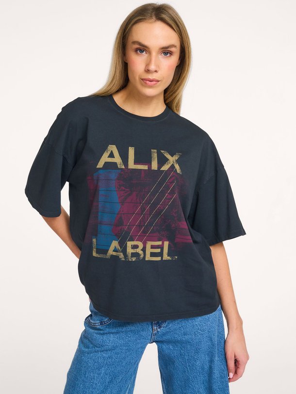 Ontdek de Katoenen T-shirt met print van Alix The Label in de kleur Antraciet bij Orangebag. Op werkdagen voor 21:45 besteld, morgen in huis.
