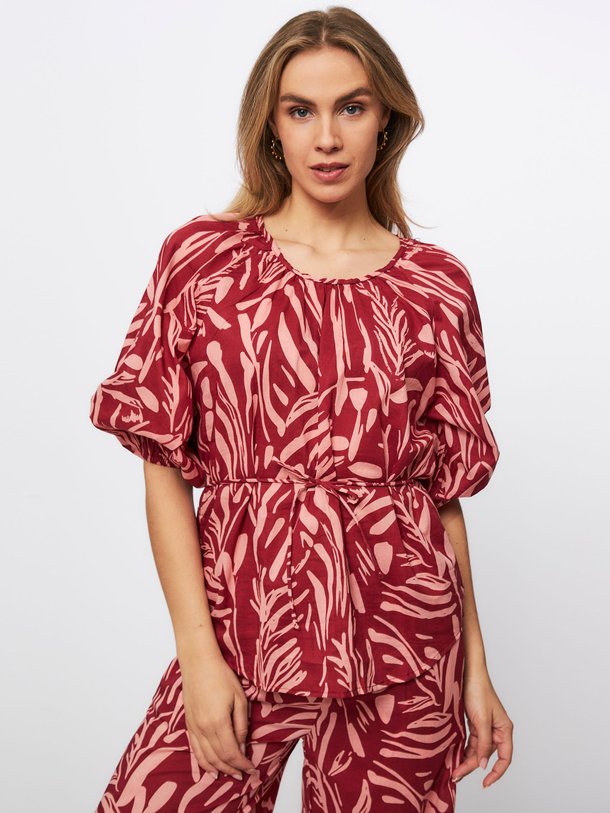 Ontdek de Natja katoenen top met print van Poppy Field in de kleur bordeauxrood bij Orangebag. Op werkdagen voor 21:45 besteld, morgen in huis.