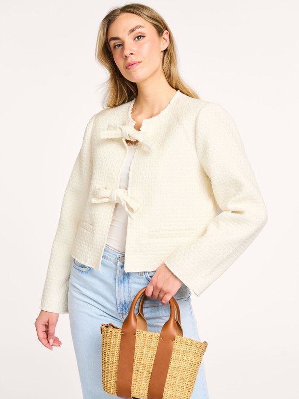 Ontdek de Mae wolmix bouclé jasje van Sofie Schnoor in de kleur off-white bij Orangebag. Op werkdagen voor 21:45 besteld, morgen in huis.