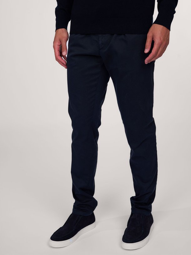 Ontdek de Sportcord lyocell/katoenmix chino van Profuomo in de kleur donkerblauw bij Orangebag. Op werkdagen voor 21:45 besteld, morgen in huis.