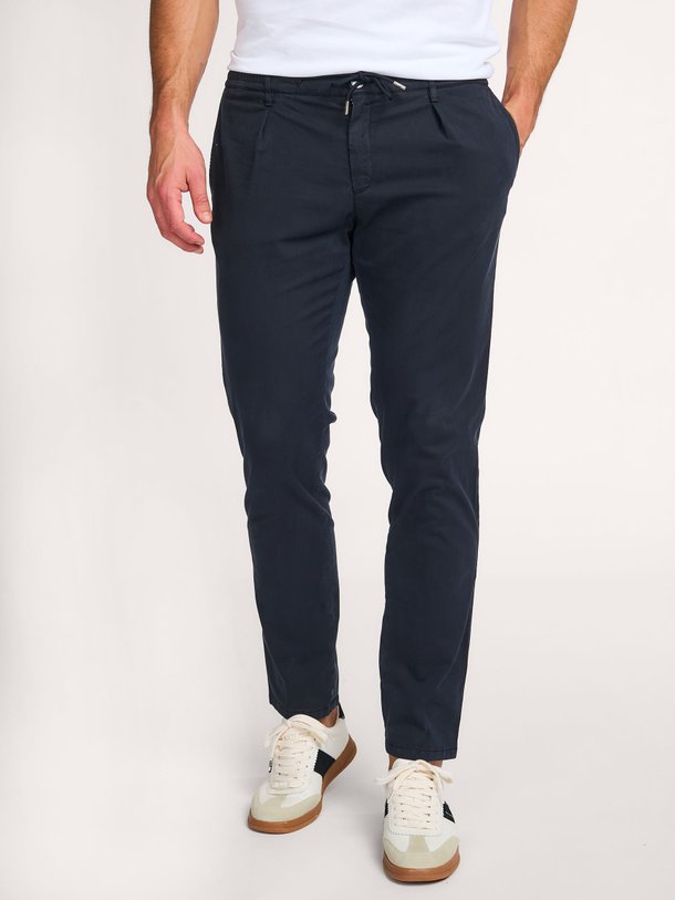Ontdek de Sportcord lyocell/katoenmix chino van Profuomo in de kleur donkerblauw bij Orangebag. Op werkdagen voor 21:45 besteld, morgen in huis.