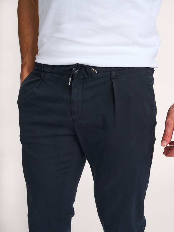 Ontdek de Sportcord lyocell/katoenmix chino van Profuomo in de kleur donkerblauw bij Orangebag. Op werkdagen voor 21:45 besteld, morgen in huis.