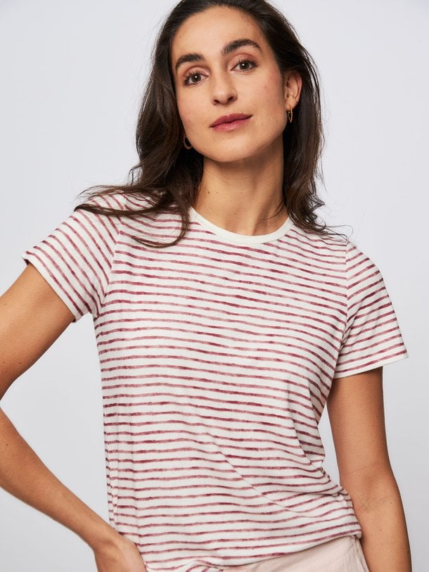 Ontdek de Viscose/linnenmix gestreept T-shirt van Majestic Filatures in de kleur bordeauxrood bij Orangebag. Op werkdagen voor 21:45 besteld, morgen in huis.