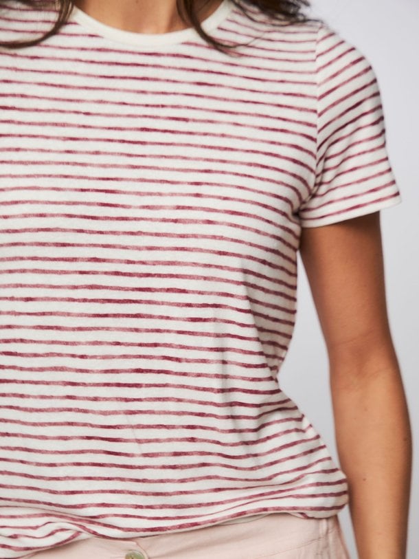 Ontdek de Viscose/linnenmix gestreept T-shirt van Majestic Filatures in de kleur bordeauxrood bij Orangebag. Op werkdagen voor 21:45 besteld, morgen in huis.