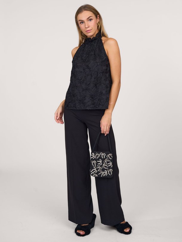 Ontdek de Iliana geweven top met applicaties van Hofmann Copenhagen in de kleur zwart bij Orangebag. Op werkdagen voor 21:45 besteld, morgen in huis.