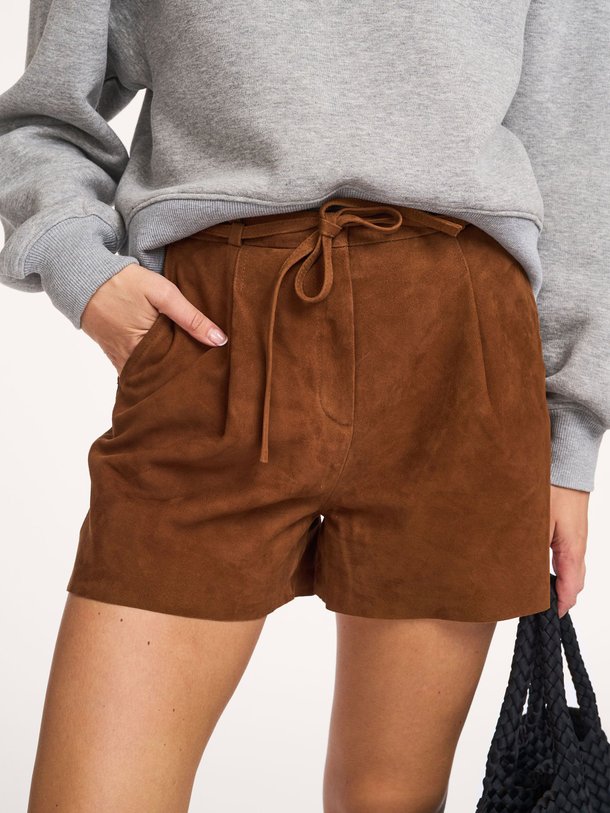 Ontdek de Kaylin suède short van Dante 6 in de kleur Cognac bij Orangebag. Op werkdagen voor 21:45 besteld, morgen in huis.