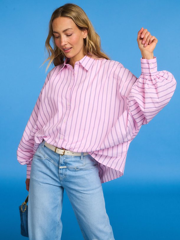 Ontdek de Antonia katoenen gestreepte blouse van So Sue in de kleur Roze bij Orangebag. Op werkdagen voor 21:45 besteld, morgen in huis.