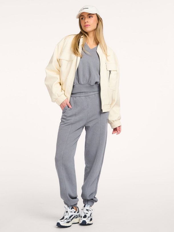 Ontdek de Katoenmix joggingsbroek van Alix The Label in de kleur Grijs bij Orangebag. Op werkdagen voor 21:45 besteld, morgen in huis.