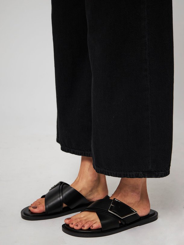 Ontdek de Lederen slippers van Closed in de kleur zwart bij Orangebag. Op werkdagen voor 21:45 besteld, morgen in huis.