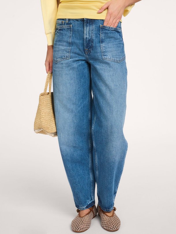 Ontdek de Saveyra mid waist barrel fit jeans van Samsoe Samsoe in de kleur Blauw bij Orangebag. Op werkdagen voor 21:45 besteld, morgen in huis.