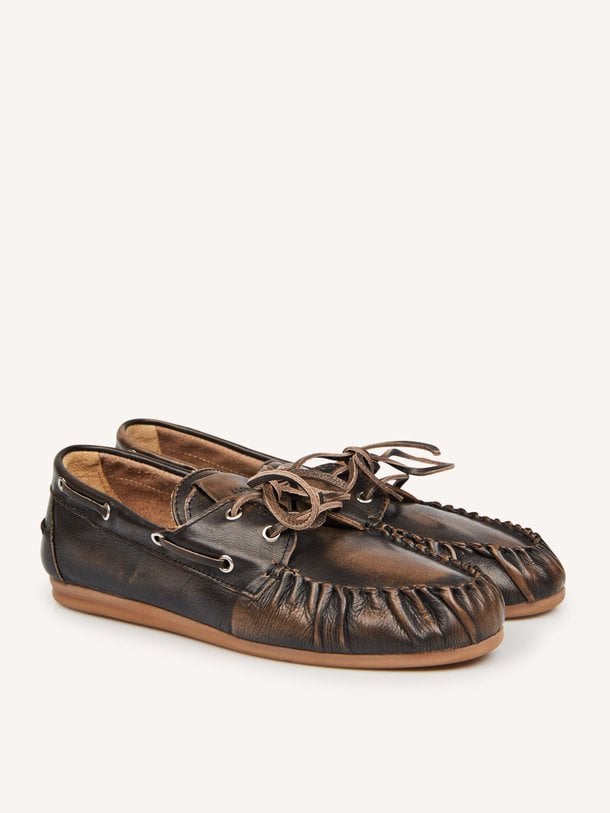 Ontdek de Rowan lederen loafers van Alohas in de kleur Bruin bij Orangebag. Op werkdagen voor 21:45 besteld, morgen in huis.