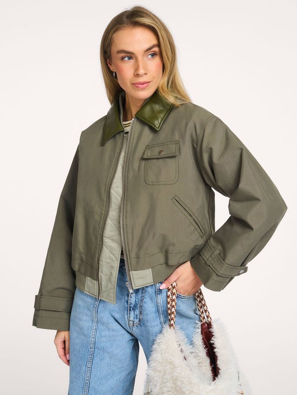 Ontdek de Jenner katoenmix jack van Bellerose in de kleur Groen bij Orangebag. Op werkdagen voor 21:45 besteld, morgen in huis.