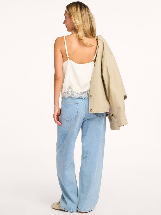 Ontdek de Vue geweven top met kant van Modstrom in de kleur Crème bij Orangebag. Op werkdagen voor 21:45 besteld, morgen in huis.