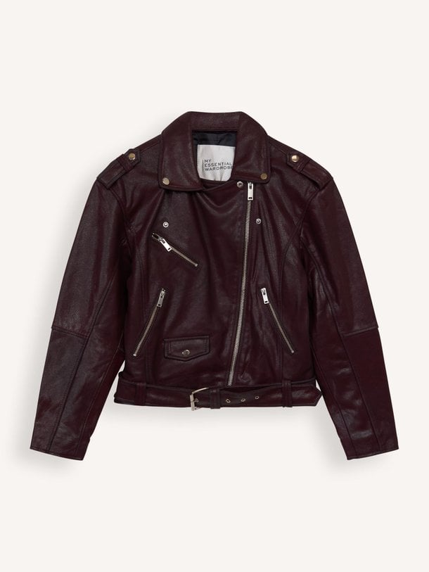Ontdek de Gilo lederen bikerjack van My Essential Wardrobe in de kleur bordeauxrood bij Orangebag. Op werkdagen voor 21:45 besteld, morgen in huis.