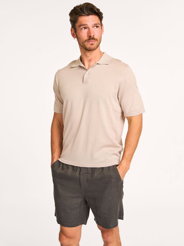 Ontdek de Sarowan merino wolmix polo van Samsoe Samsoe in de kleur zand bij Orangebag. Op werkdagen voor 21:45 besteld, morgen in huis.