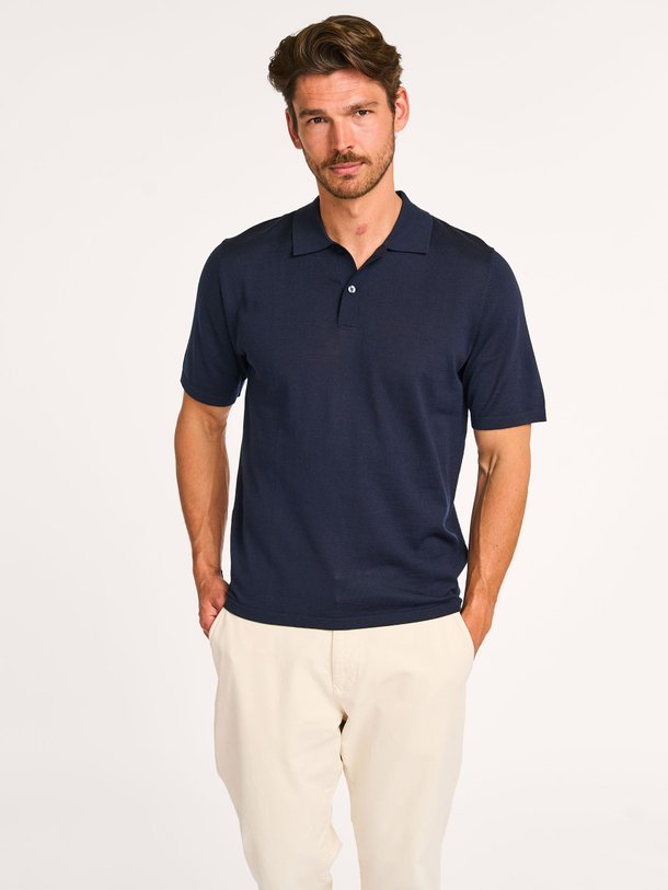 Ontdek de Sarowan merino wolmix polo van Samsoe Samsoe in de kleur donkerblauw bij Orangebag. Op werkdagen voor 21:45 besteld, morgen in huis.
