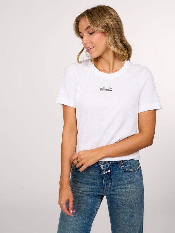 Ontdek de Jalona organic cotton logo T-shirt van Baum und Pferdgarten in de kleur wit bij Orangebag. Op werkdagen voor 21:45 besteld, morgen in huis.